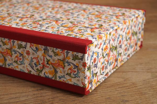 Practical collection box for the bookshelf